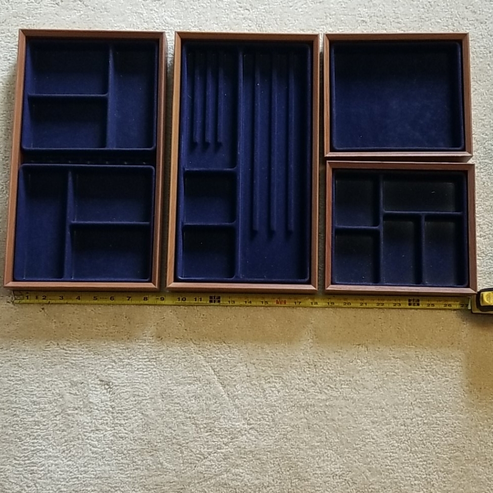 Set of 4 jewelry organizers.